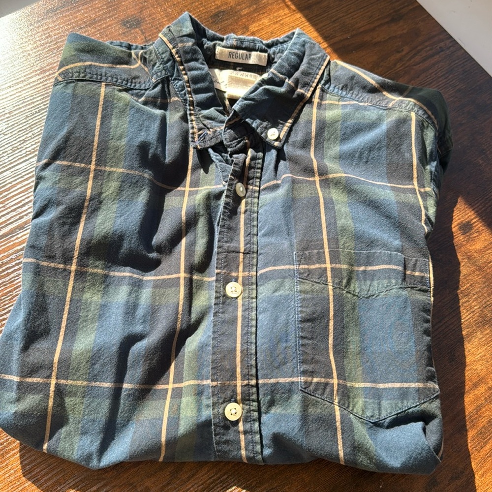 H&M men small button up!